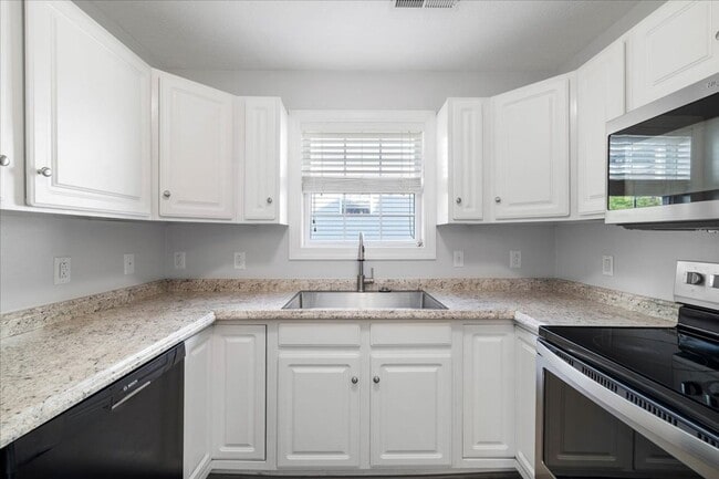 Building Photo - Modern Townhome in Prime Location - Christ...