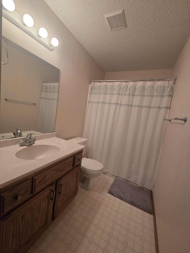 Building Photo - Large town house for rent!