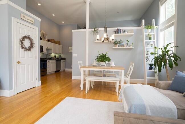 Building Photo - 352 W 3rd St