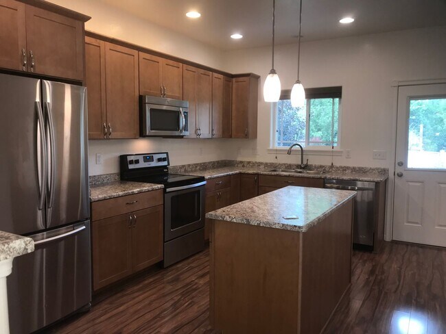 Building Photo - Three bed, two bath Ashland home for rent | Available June