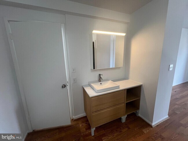 Building Photo - 1600 N Oak St