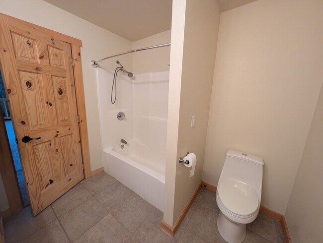 Building Photo - Spacious 4BR Home Near Sacheen & Davis Lake