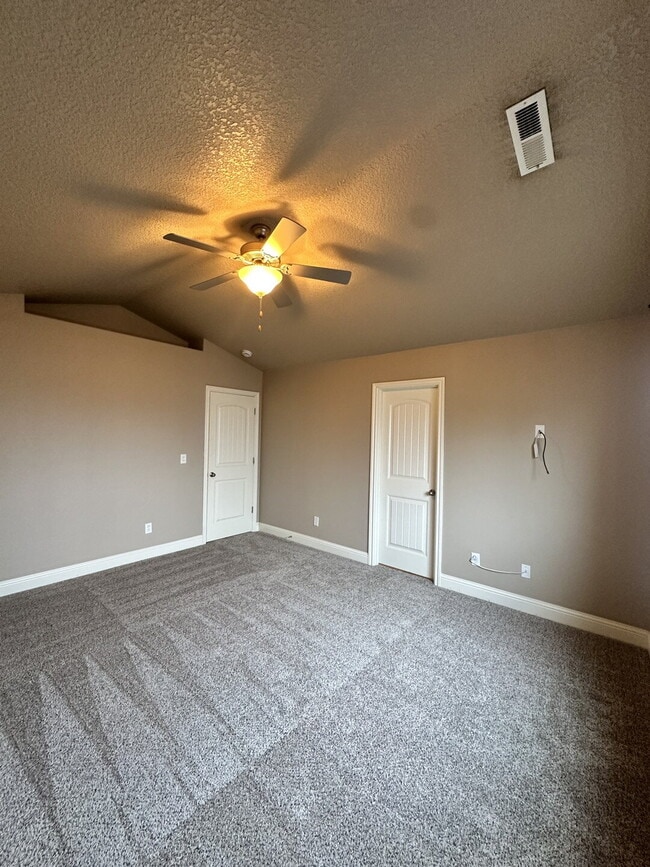 Building Photo - Beautiful 3-Bedroom Townhome in Hidden Glen