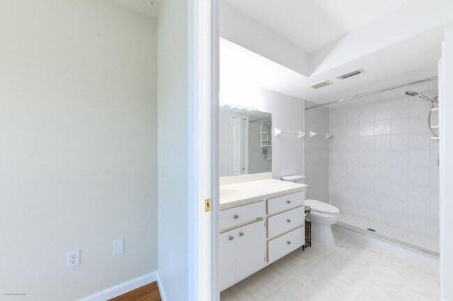 Building Photo - PRICE DROP!! UNFURNISHED ANNUAL RENTAL. CL...