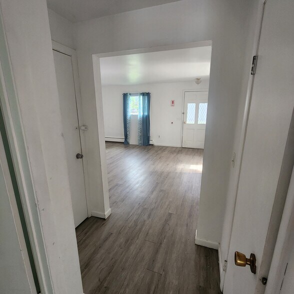 Building Photo - 3 Birchwood Dr