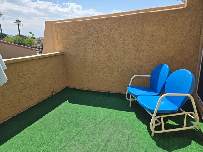 Building Photo - Beautiful two story, 3 bed, 1 full bath, 2...