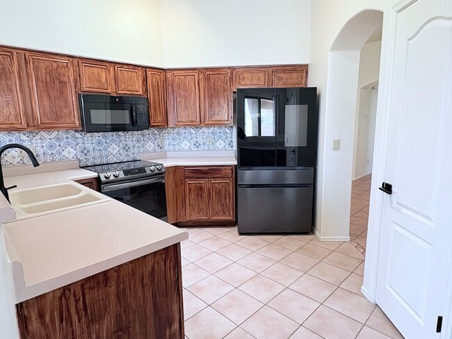 Building Photo - *AVAILABLE NOW* Gorgeous 3 bed/2 bath home...