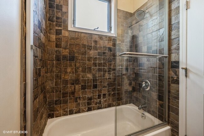 Building Photo - 927 N Hermitage Ave
