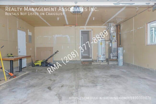 Building Photo - 1045 E Victory Rd