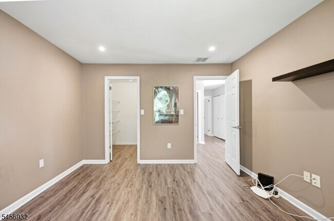 Building Photo - 81 Village Cir