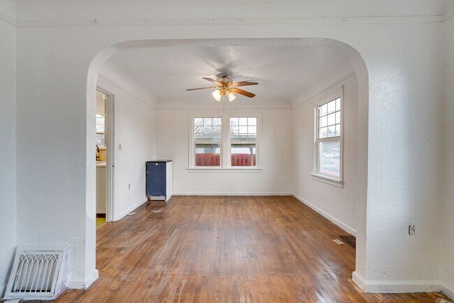 Building Photo - 1137 SE Uglow Ave