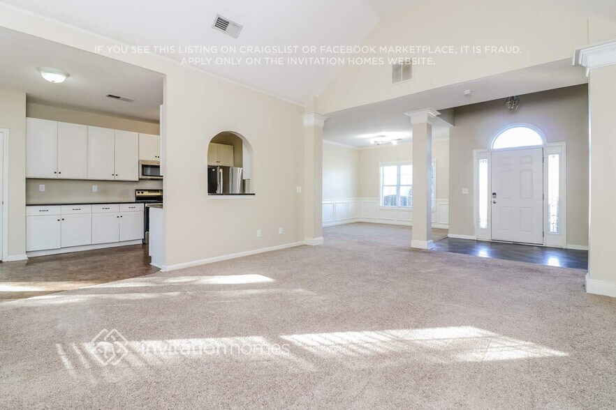 Building Photo - 960 Soaring Dr NE