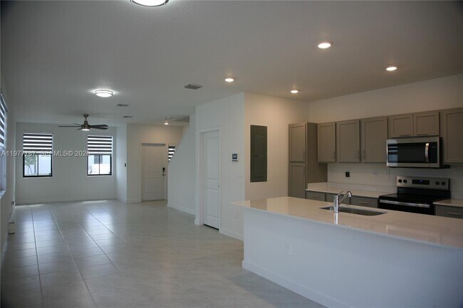 Building Photo - 371 NE 16th St