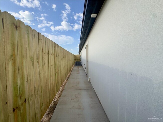 Building Photo - 1304 Rosewood Ln