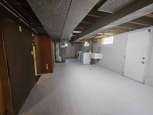 Building Photo - Spacious 5-Bedroom 2.5 Bath Home