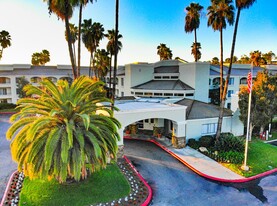 Front Entrance - Las Villas Del Norte Senior Living