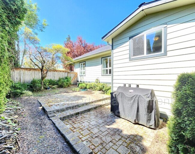 Building Photo - 2115 Oakes Ave