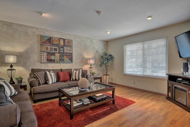 Building Photo - 561 Hyde Park Dr