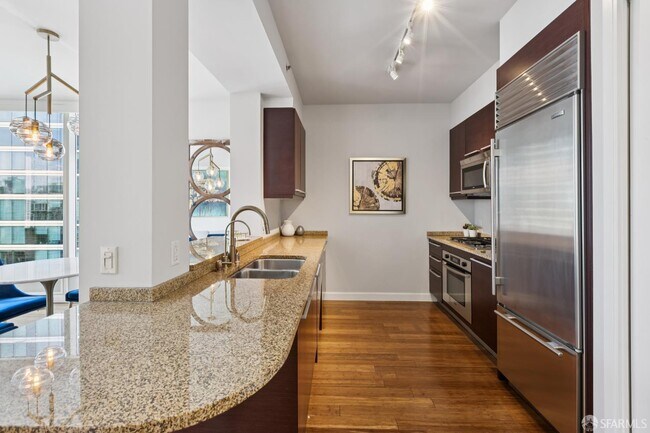 Building Photo - 425 1st St