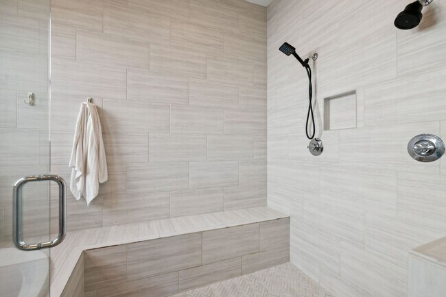 Building Photo - Luxurious living space *Fully furnished an...