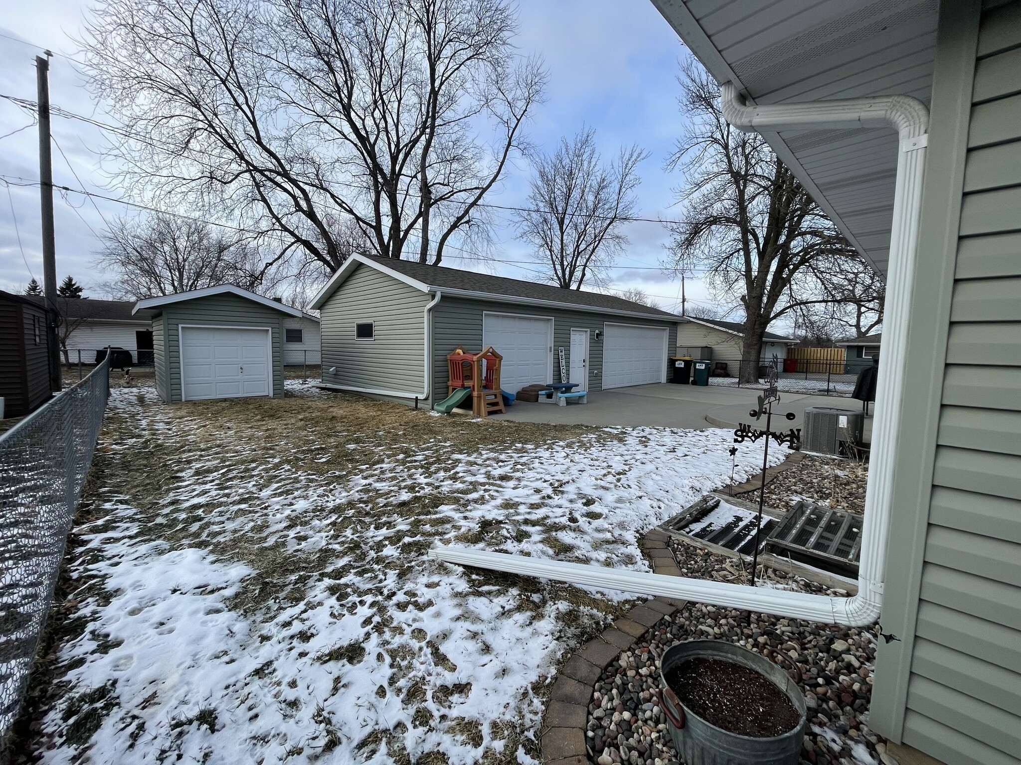 Large Yard area - 411 7th St NE