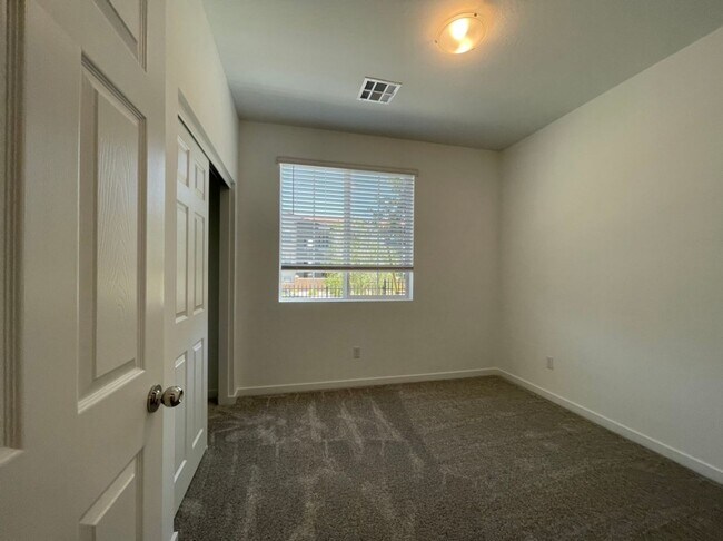 Building Photo - GATED 3 BED 3 BATH 2 CAR GARAGE TOWNHOUSE w/ LOFT + ROOM DOWNSTAIRS & COMMUNITY POOL IN HENDERSON