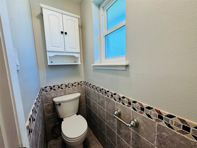 Building Photo - 10702 Deval Dr