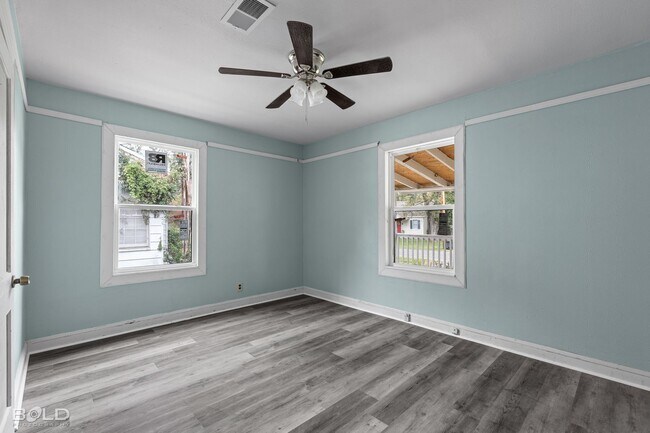 Building Photo - 237 E Elmwood St