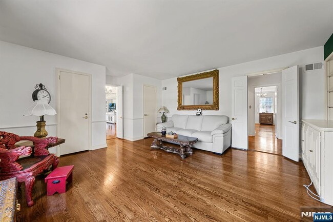 Building Photo - 328 W Ridgewood Ave