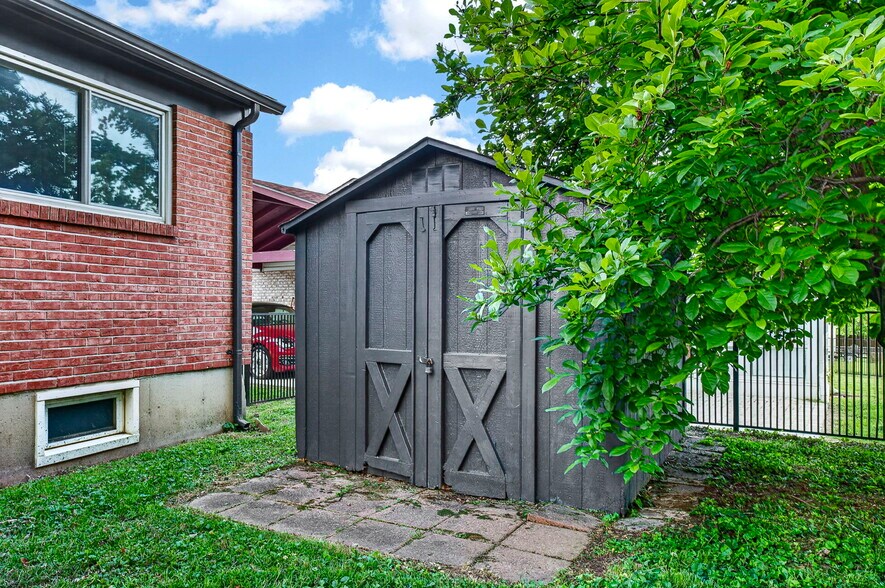 Building Photo - 2246 Bensonhurst Dr