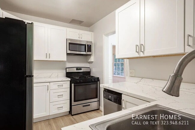 Building Photo - 127 N Doheny Dr