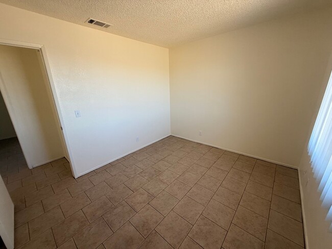 Building Photo - Hesperia Duplex-Spacious 2 Bedrooms, 1 Bathroom, New Interior Paint