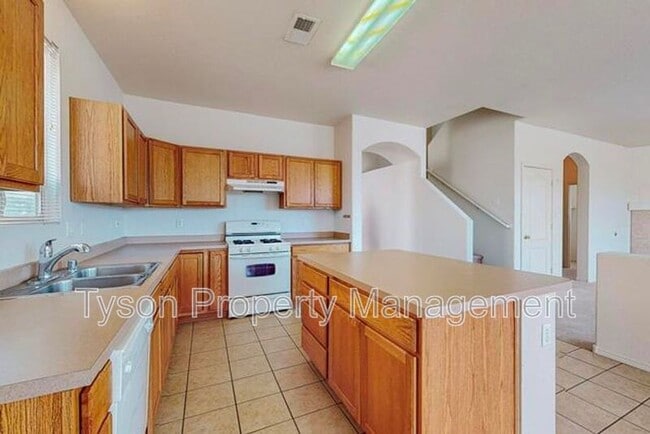 Building Photo - 2420 Falesco Dr SE