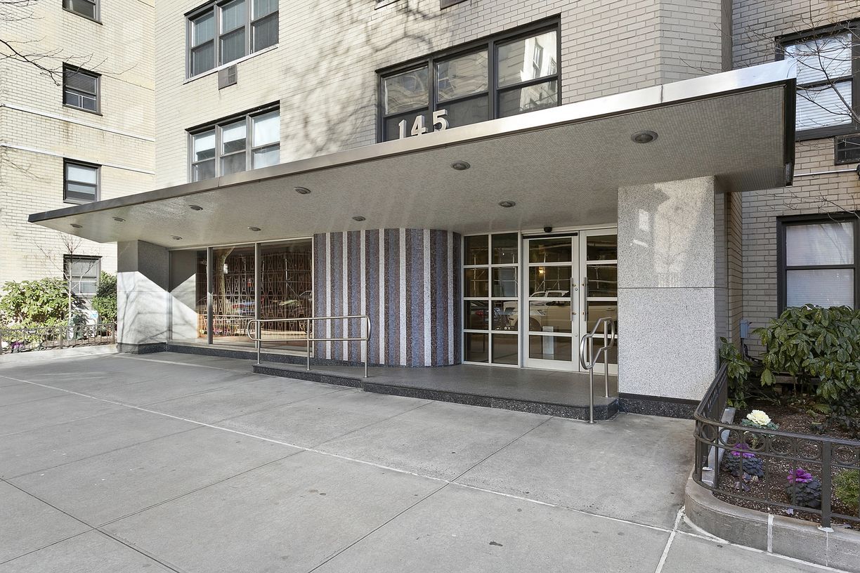 Building Photo - 145 E 15th St