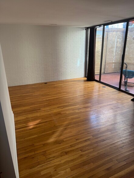 Building Photo - 2131 N Clark St