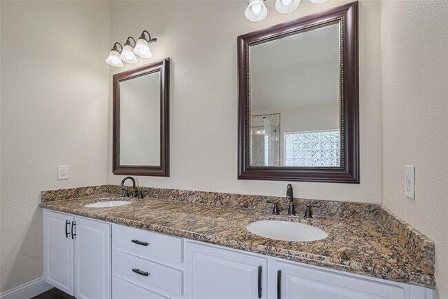 Building Photo - 5703 Saragosa Dr