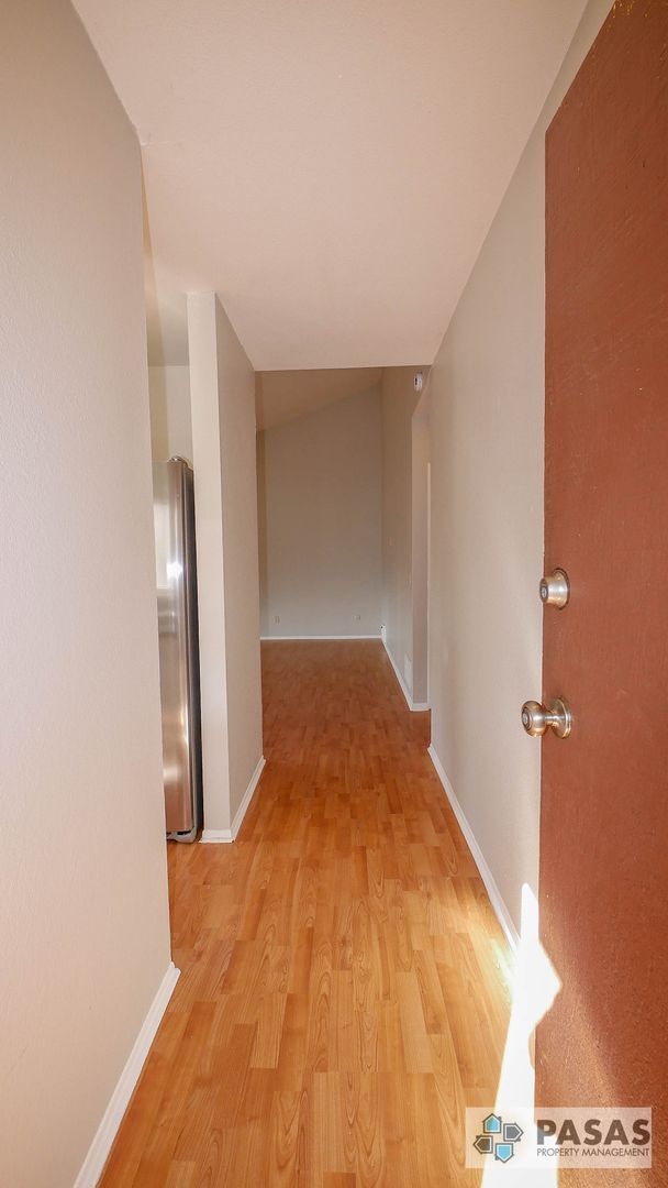 Building Photo - 2nd Floor 3 bed/2 bath Condo!