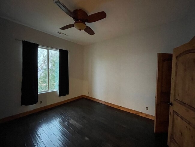 Building Photo - 3 bed 3 bath home - Located just below The...