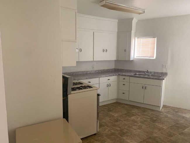 Building Photo - "Cozy Desert Oasis: Charming 2-Bed, 2-Bath...