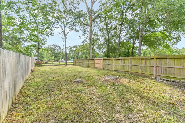 Building Photo - 914 Shady Ln
