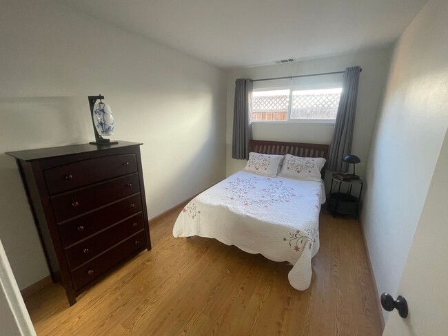 Building Photo - SAN JOSE - Beautifully Maintained 2/1 Sing...