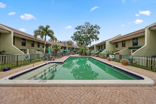 Building Photo - 6021 Bayview Dr