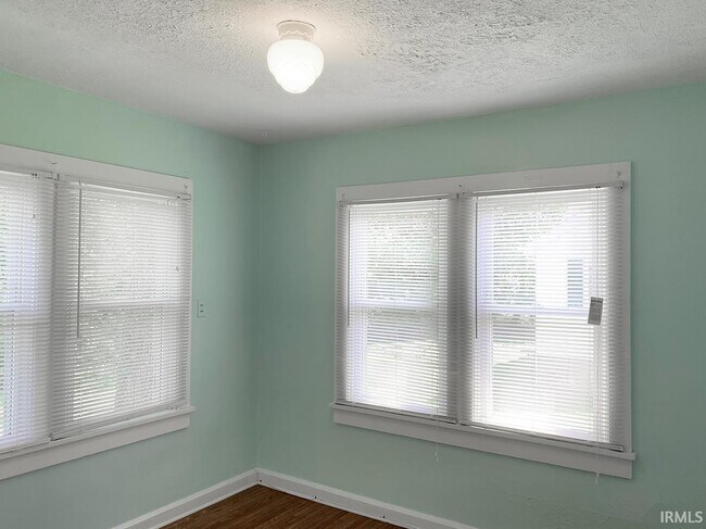 Building Photo - 519 S Swain Ave