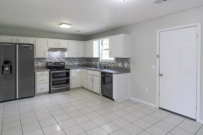 Building Photo - 1235 Pineridge Way