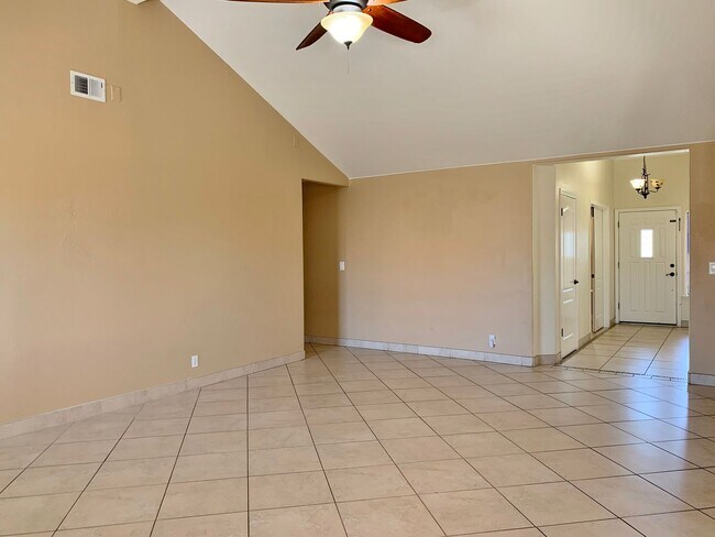Building Photo - 4 Bedroom Home in Hollister