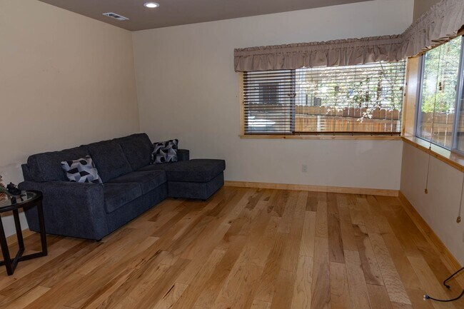 Building Photo - Comfy Getaway on Temple Ln.