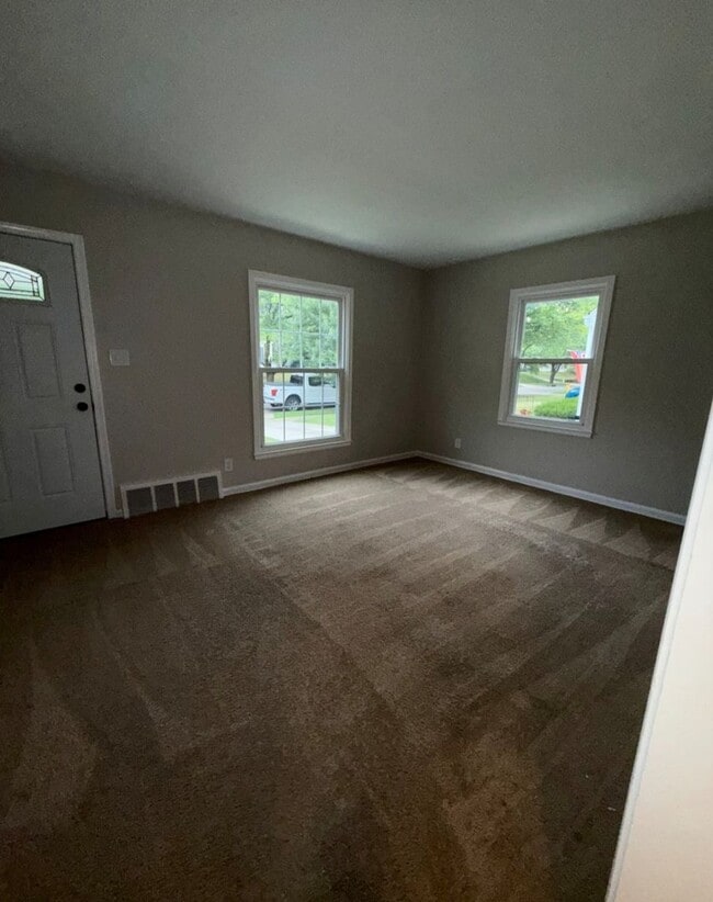 Building Photo - 3 Bed - 1 Bath House Available in Akron, Ohio
