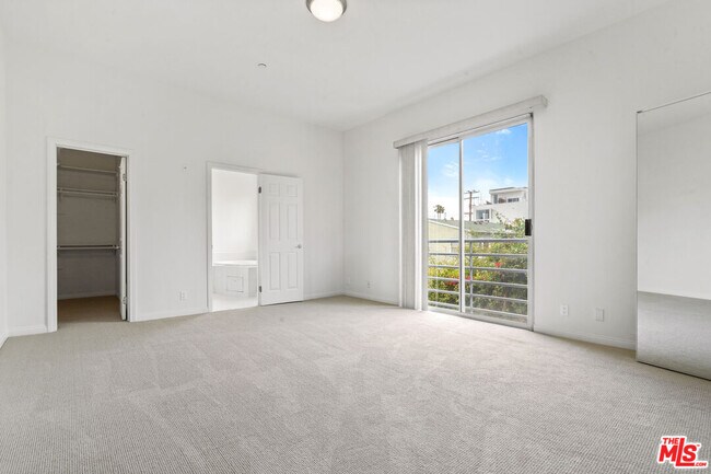 Building Photo - 1325 Arizona Ave