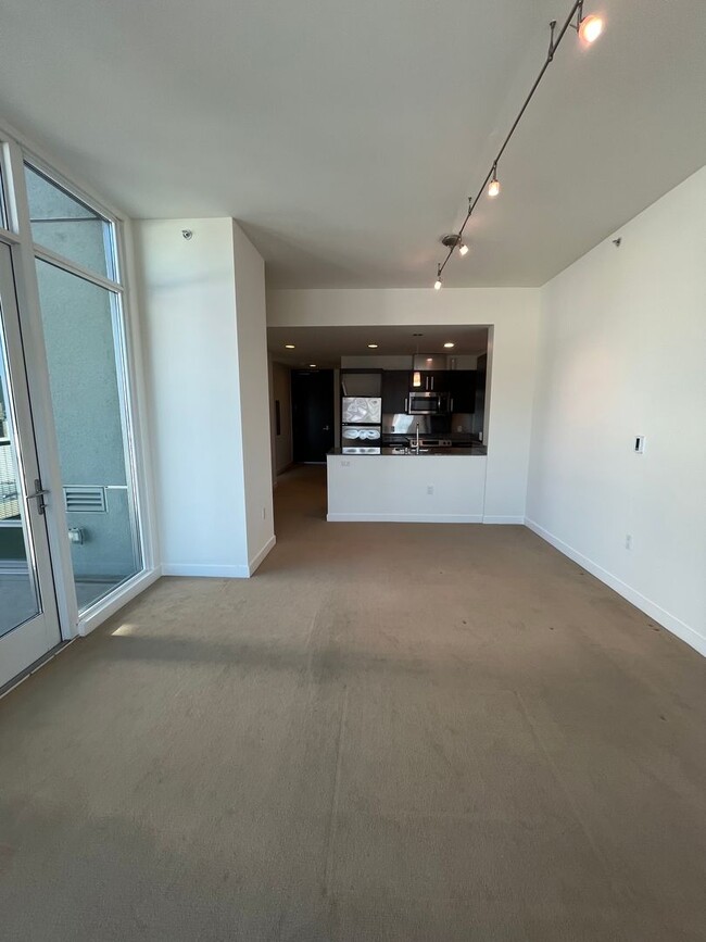 Building Photo - Beautiful top floor 1BD/1BA unit in the Hayes