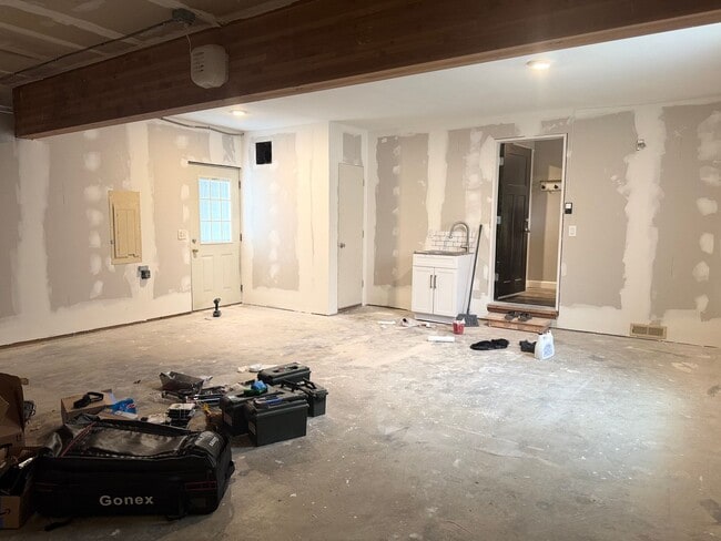 Building Photo - Beautifully Upgraded 3-Bedroom Home on a S...